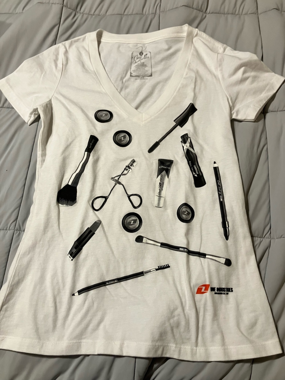 N2K Industries White V-Neck Short Sleeve Makeup Print Tee